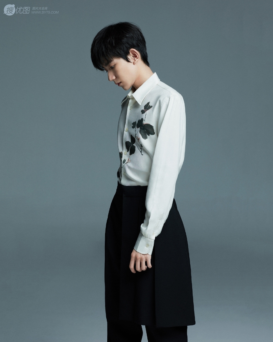 王源白衬衫搭黑裤时尚造型写真,个性小男生侧颜很帅气第3张
