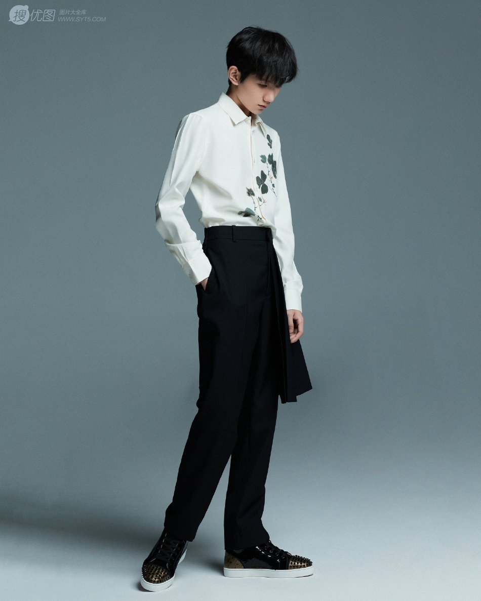 王源白衬衫搭黑裤时尚造型写真,个性小男生侧颜很帅气第5张
