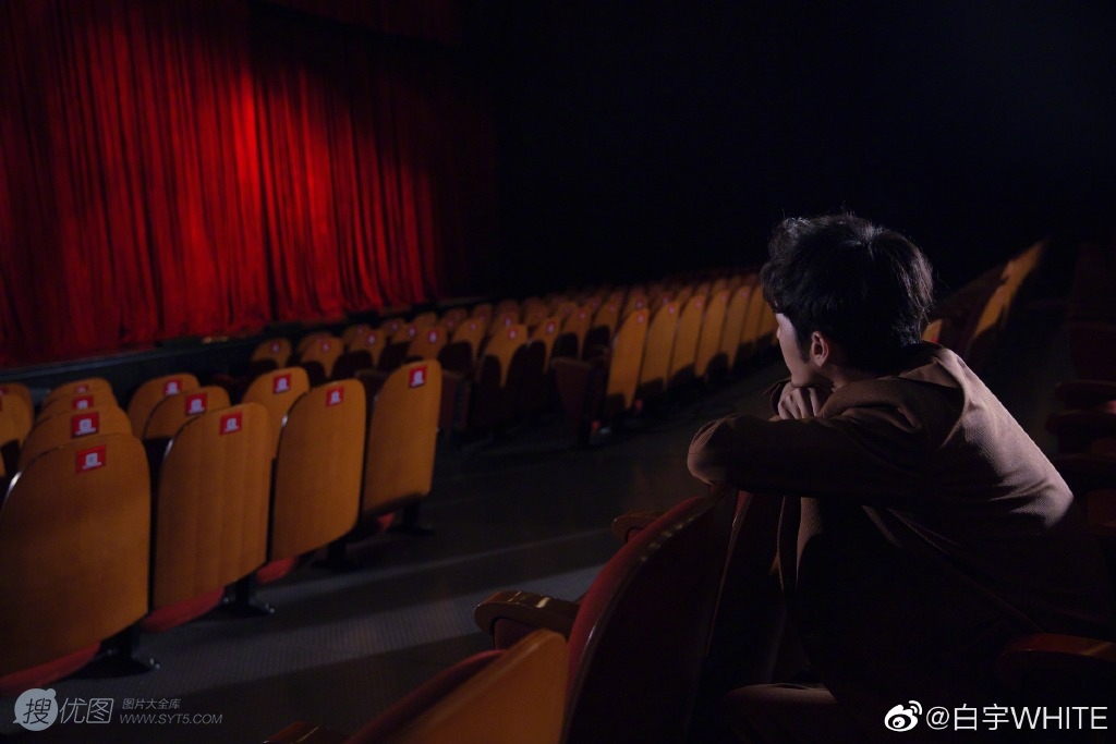 白宇着棕色西装在剧场座位上深沉专注写真图片第4张