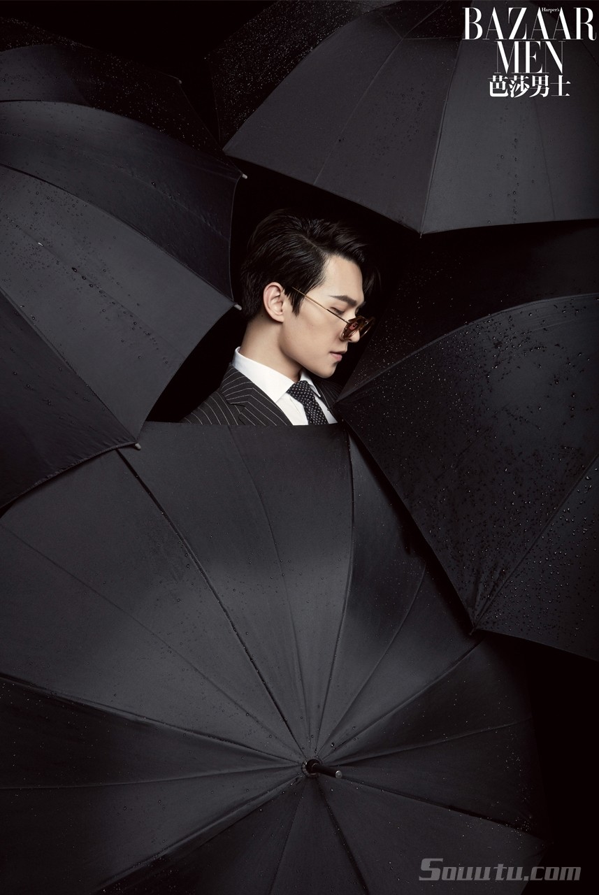 帅哥杨洋封面写真大片，手拿雨伞尽显型男魅力第1张
