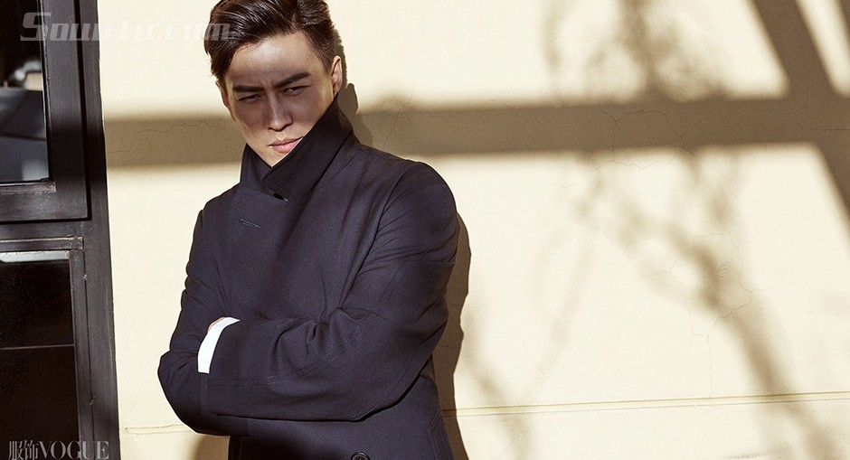 演员靳东登《服饰与美容》封面，长版大衣显型男气质第1张