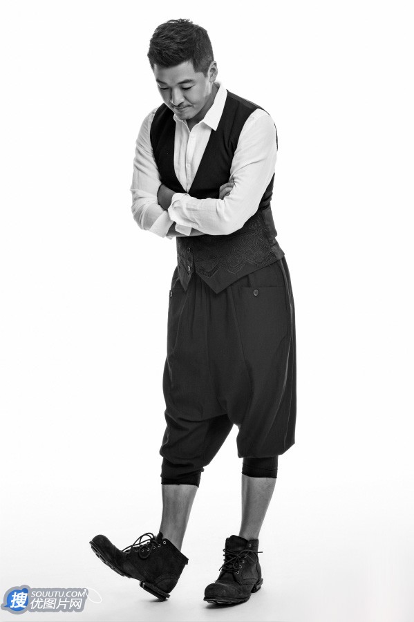 齐奎图片 壮汉型男演员齐奎绅士装黑白写真第5张