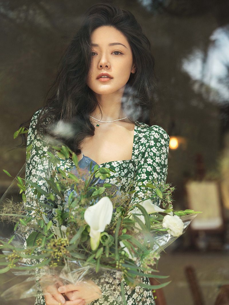 邓家佳清新夏日写真，身着绿色印花连衣裙，温馨而美好第3张