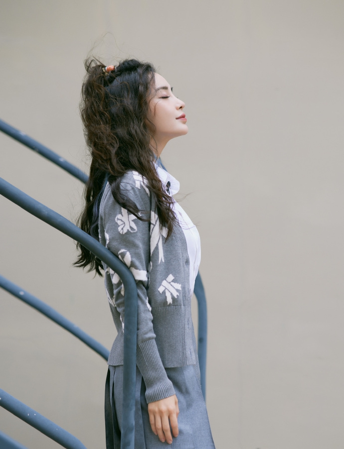 飘逸卷发发型的Angelababy杨颖清新靓丽学院风短裙穿搭街拍美照第10张