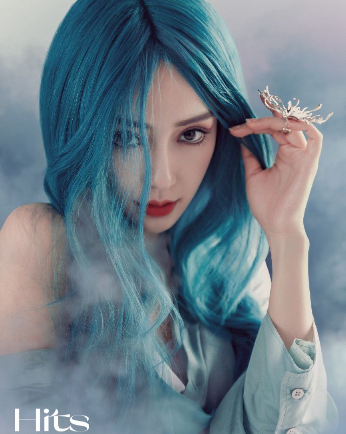 Angelababy蓝色双麻花辫发型登杂志梦幻写真图片第1张