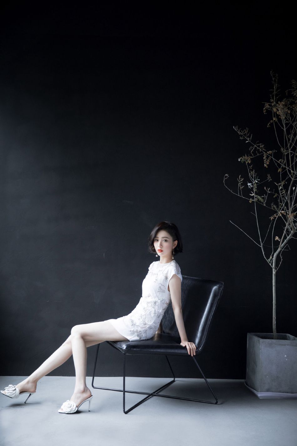 佟丽娅优雅气质镂空旗袍穿着高清私房写真图片第1张