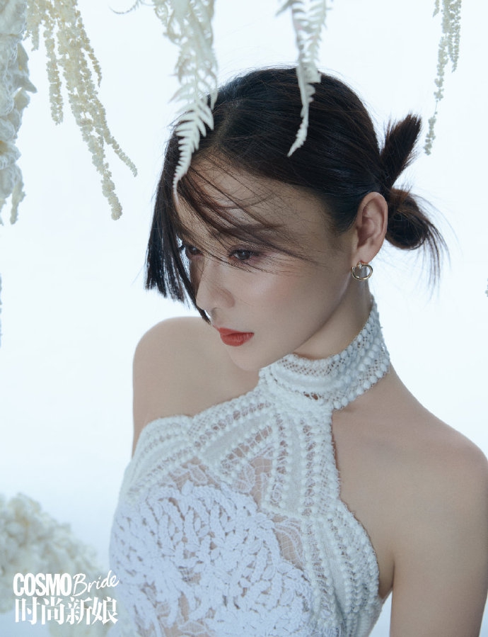 袁姗姗时尚新娘杂志写真，秀香肩，显优雅，气质出众