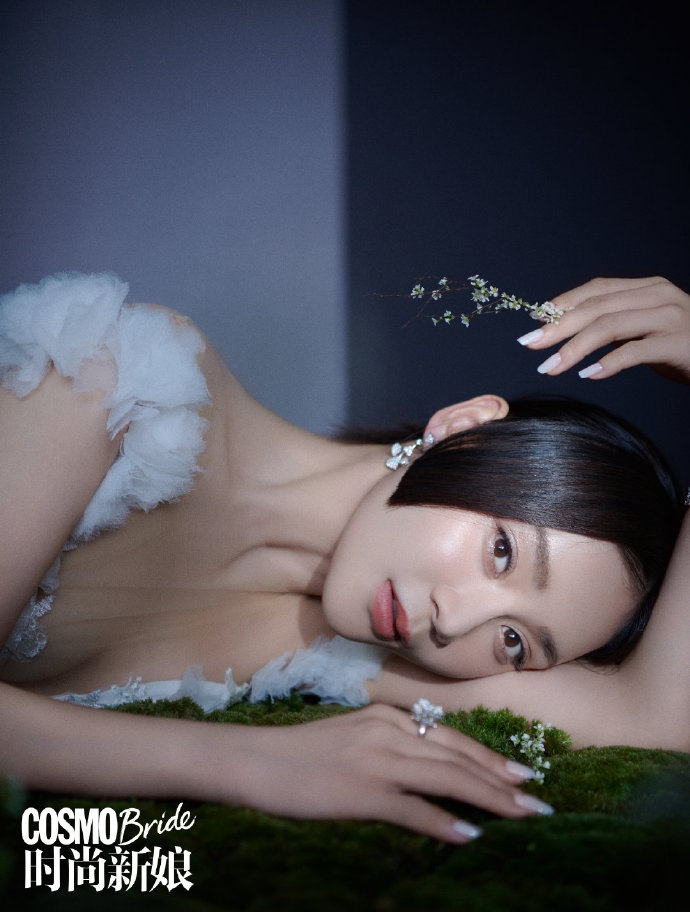 袁姗姗时尚新娘杂志写真，秀香肩，显优雅，气质出众第3张