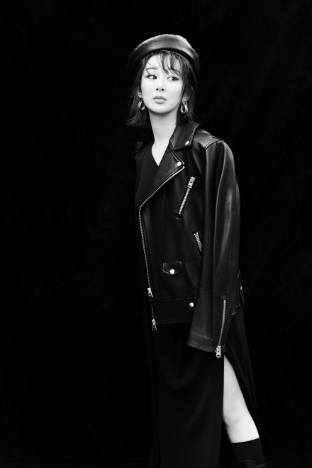 杨紫酷飒黑白风格最新写真，皮衣黑裙穿搭又酷又美！第1张