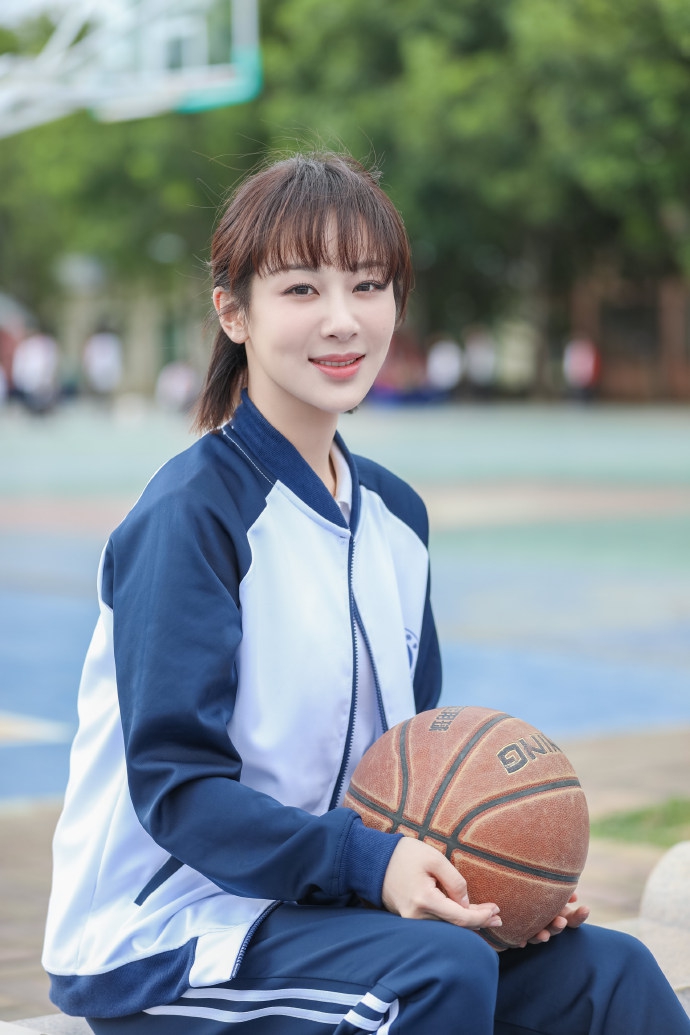 杨紫重回校园，身着校服，手抱篮球，治愈系笑容迷人写真照第1张