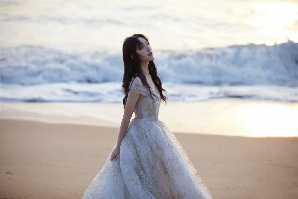 邓恩熙性感气质白裙着身宛若公主海边唯美写真图片第1张