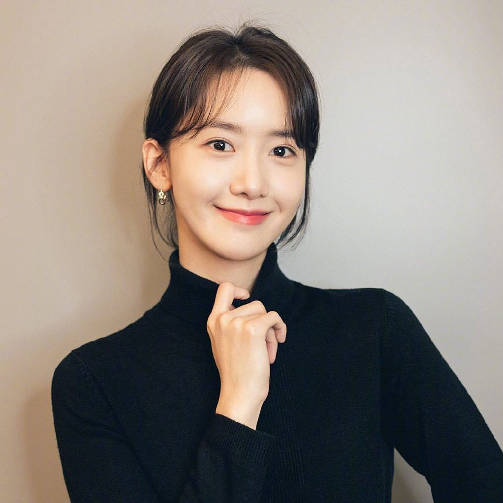韩国女歌手林允儿黑色高领毛衣着身甜美可人高清半身照美图第3张