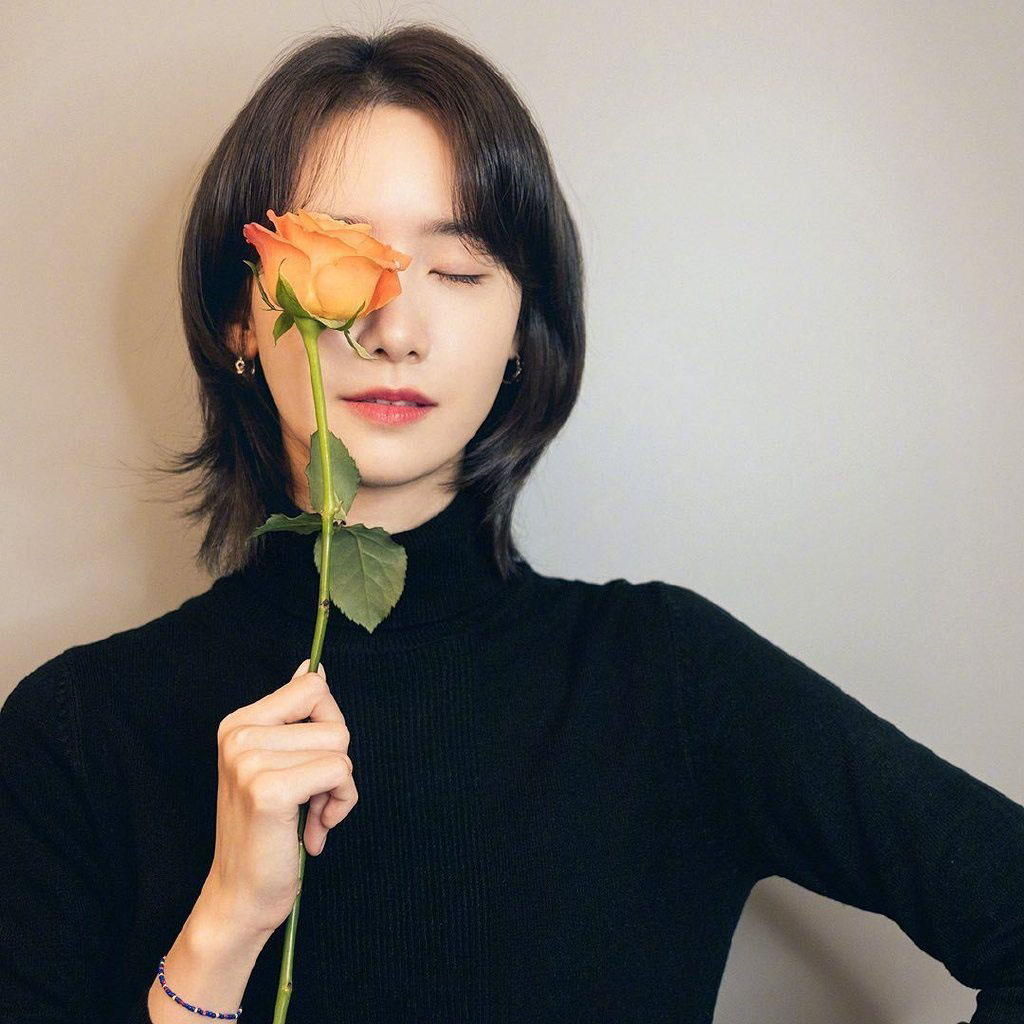 韩国女歌手林允儿黑色高领毛衣着身甜美可人高清半身照美图第5张