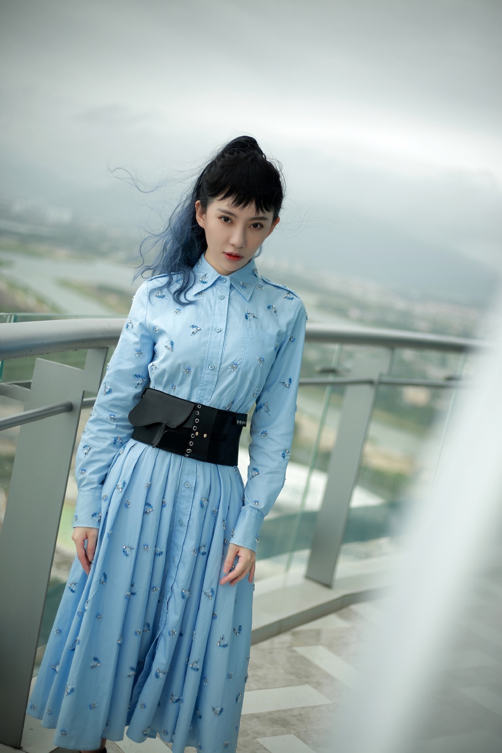 刘萌萌齐刘海长发搭配蓝色带水晶连衣裙气质写真照第1张