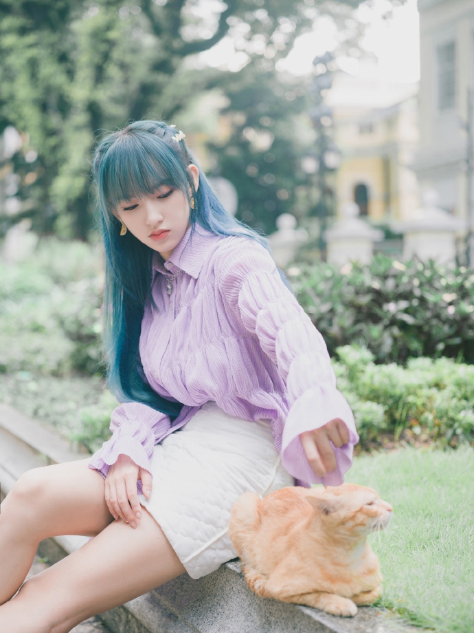 程潇个性紫衣白裙搭配一头蓝发街边逗猫美拍写真第1张