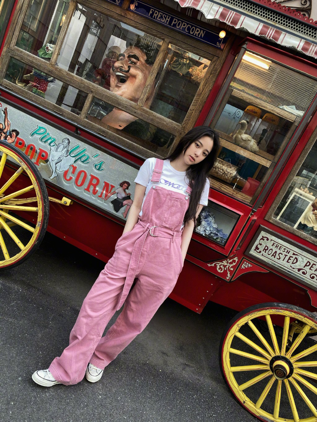 欧阳娜娜可爱粉色吊带连体牛仔裤街拍生活照片第1张