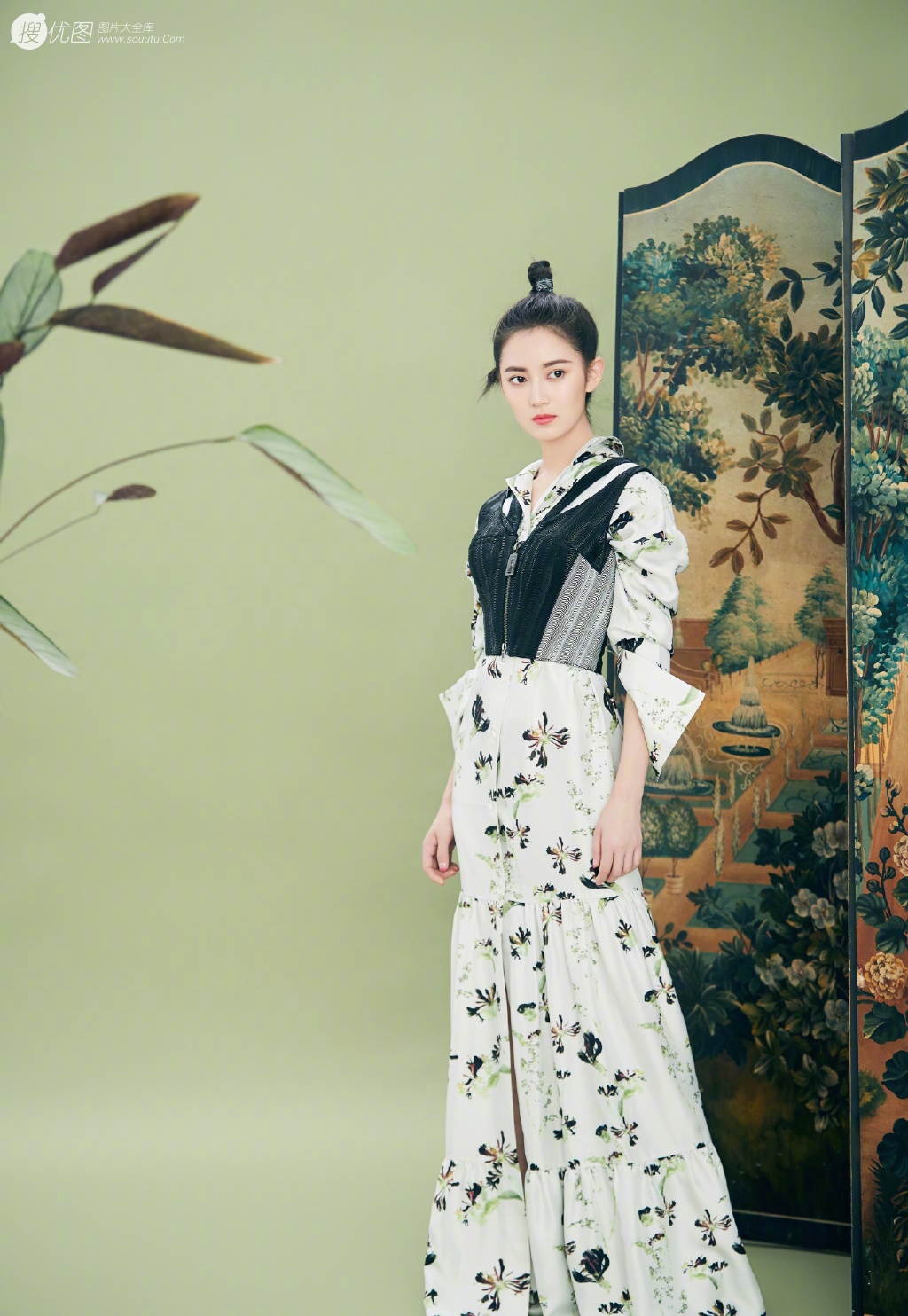 陈钰琪身穿现代感的服饰与古典背景交融，独特羊角辫造型极具个性第1张