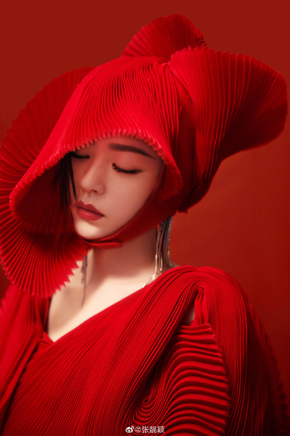 张靓颖魅力中国红性感造型惊艳出镜，全红造型色彩喜庆第1张