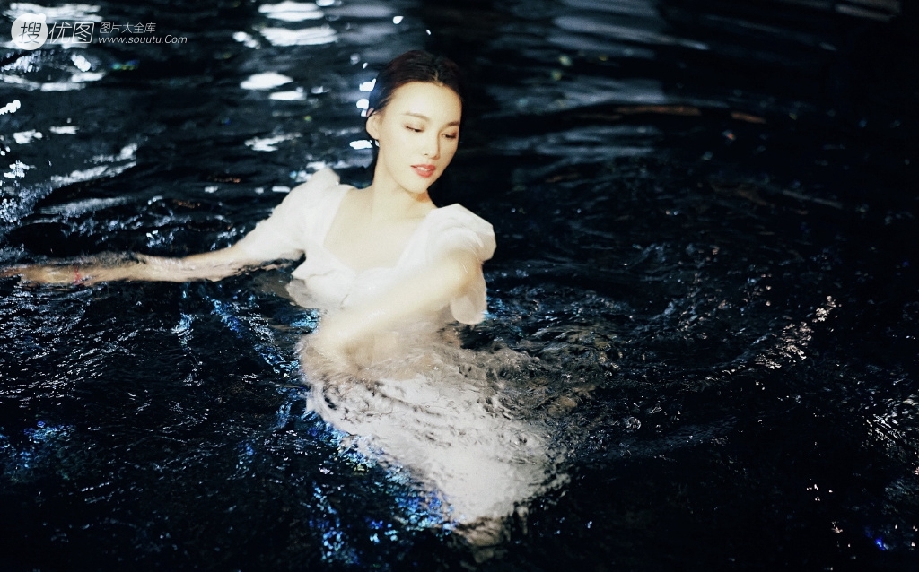 性感女星蕙心玥泳池湿身写真图片，如出水芙蓉美丽迷人第8张
