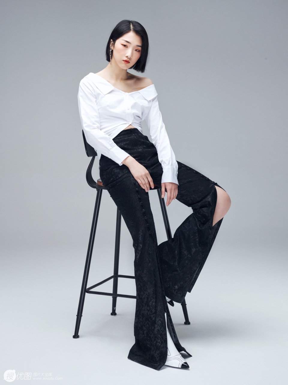 单眼皮小眼美女歌手Yamy酷美性感白衣黑裤写真图片第3张