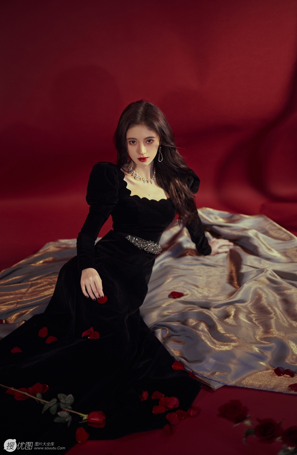 红色背景，玫瑰花，鞠婧祎黑色复古连衣裙迷人写真图片第1张