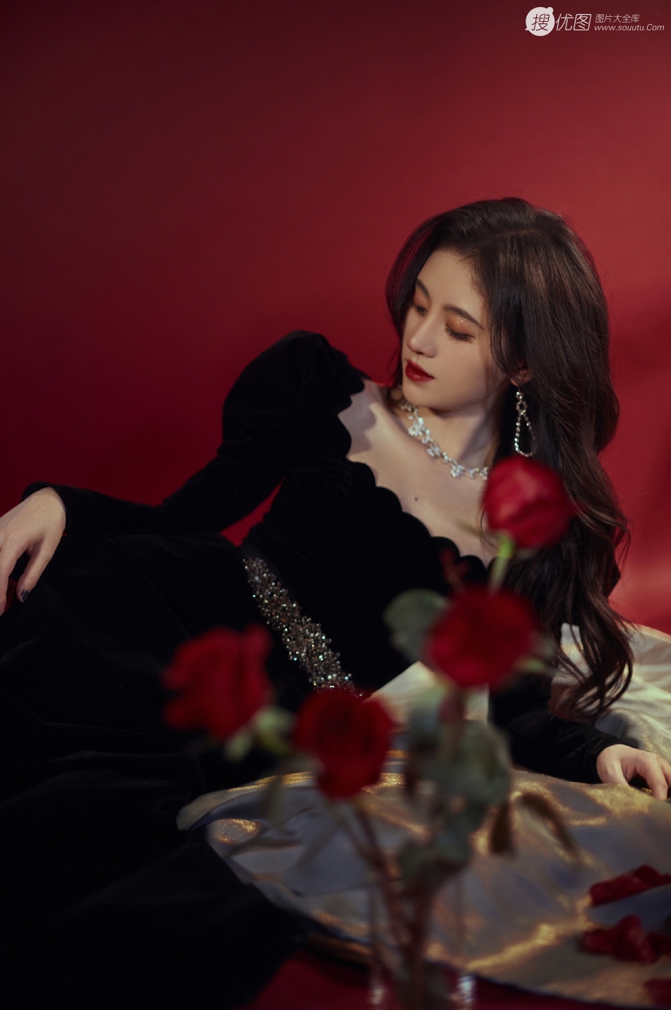 红色背景，玫瑰花，鞠婧祎黑色复古连衣裙迷人写真图片第5张