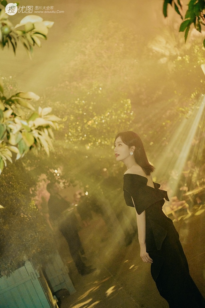 秦岚绿洲晒最新迷人写真，黑裙美艳，大衣优雅，各有魅力第2张