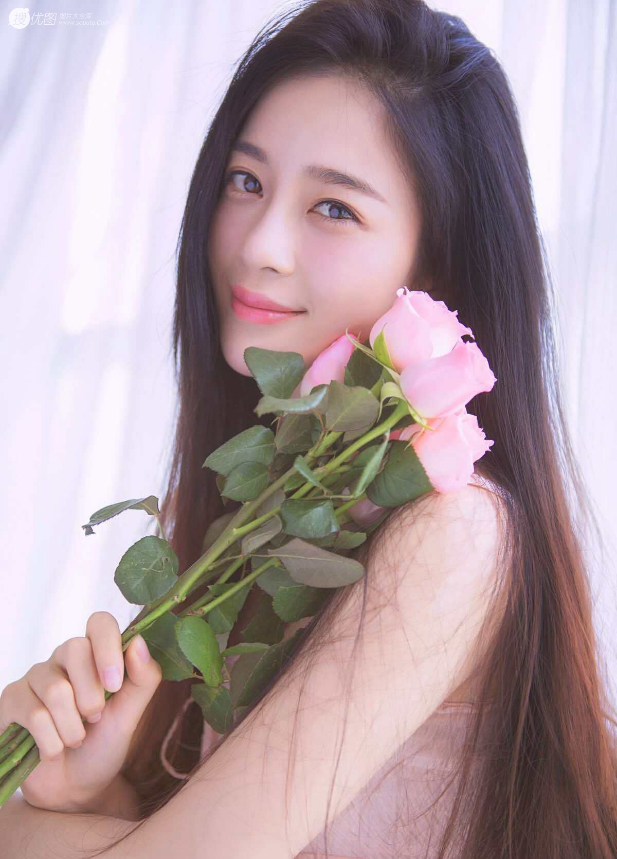 美女明星赵樱子穿粉色吊带内衣与玫瑰私房合照，人如花一样性感第1张