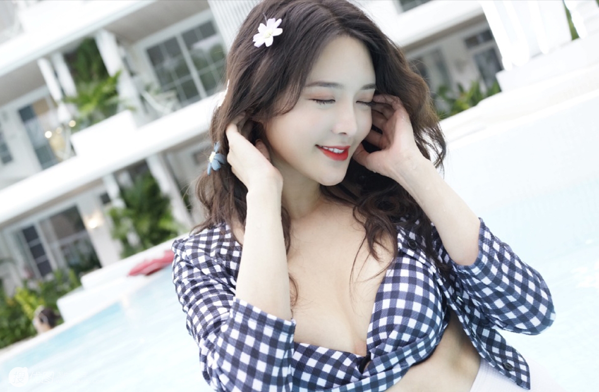 美女明星张璇首次性感出镜，比基尼泳池戏水丰满迷人第1张