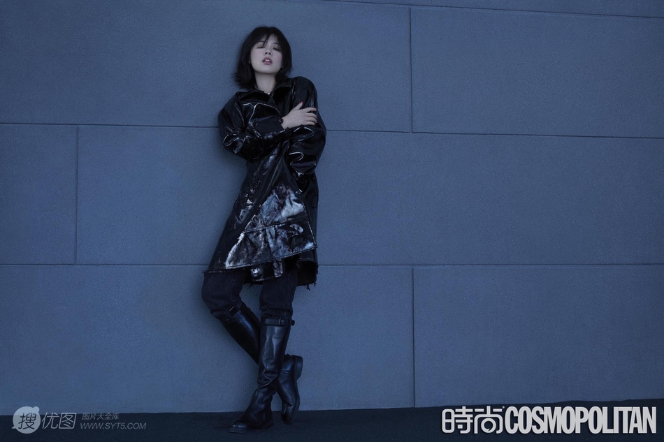 马思纯刘海遮眼化身机车女孩杂志写真，皮衣皮靴造型很酷很日系第1张