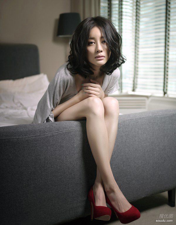 美女明星吴晓敏短裤高跟床照图片第4张