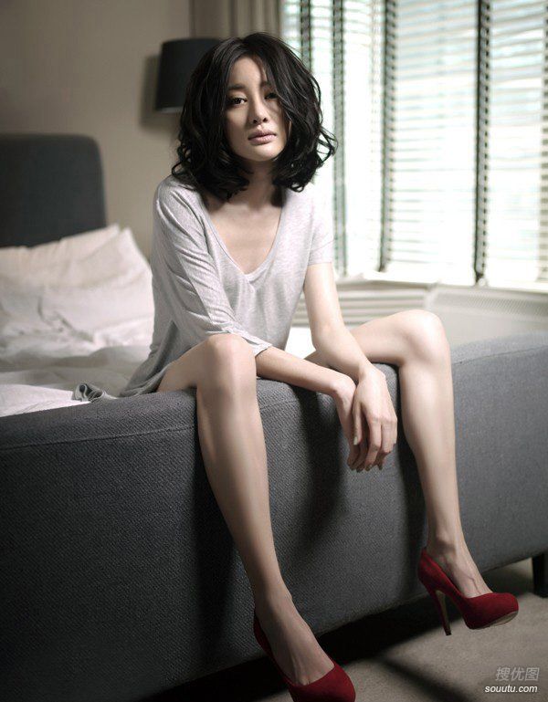 美女明星吴晓敏短裤高跟床照图片第5张