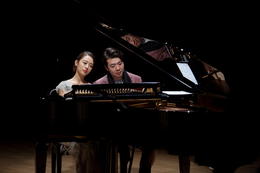 郎朗老婆吉娜和郎朗《妻子的浪漫旅行4》同台弹钢琴剧照第3张