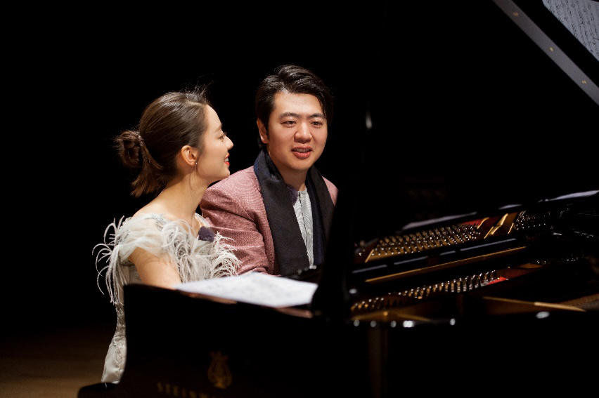 郎朗老婆吉娜和郎朗《妻子的浪漫旅行4》同台弹钢琴剧照第4张